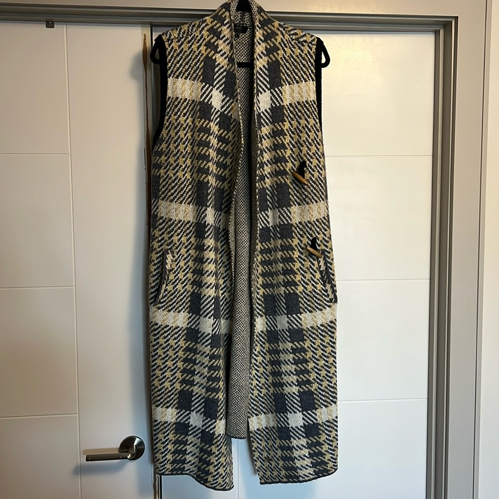 YEST long sweater vest with wooden buttons to close